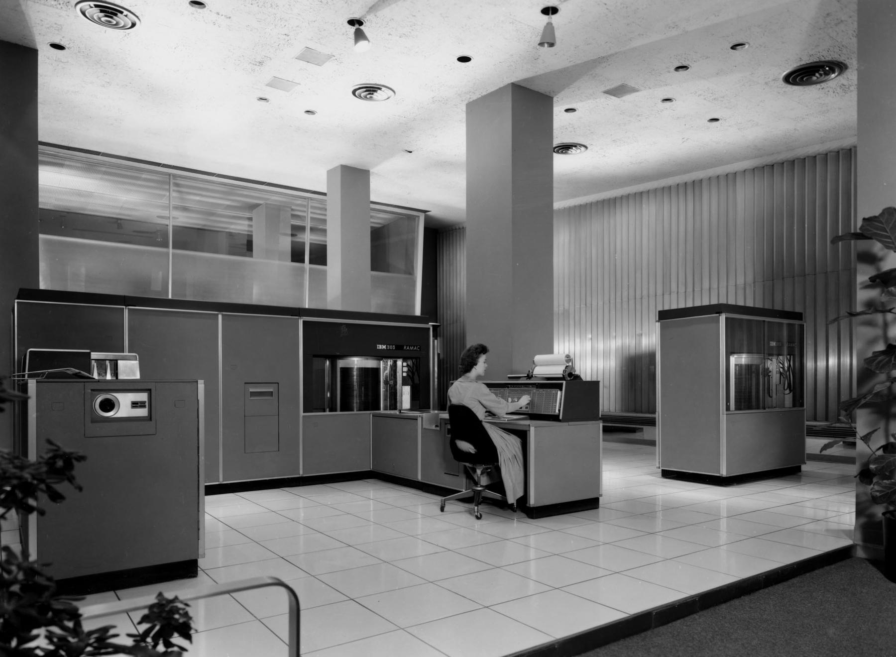 ibm-ramac-305 ibm-ramac-305 L'image du jour : A quoi ressemblait un disque dur de 5 Mo en 1956 ?